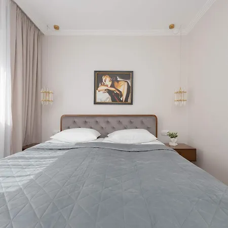 Beautiful In The Center Near The Palace Of Culture And Science By Renters